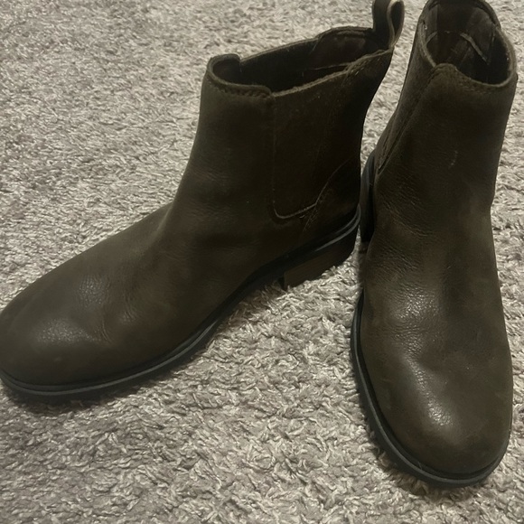 UGG Chelsea boot! - Picture 7 of 8